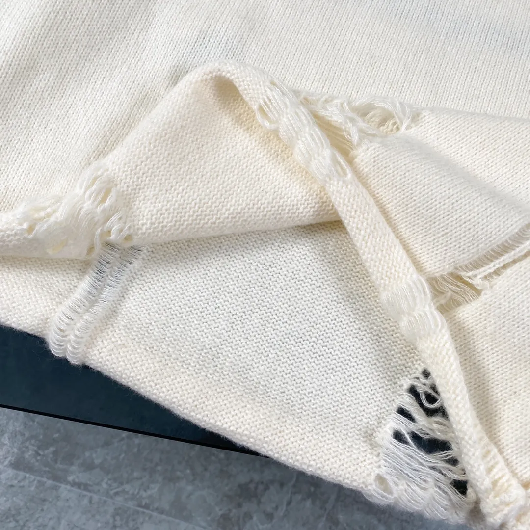 P230 High-quality Chrome Hearts CH Chrome Hearts patchwork cross hole knitted sweater pullover. The popular style is the same for men and women. It is matched with black and white. It looks good in real life. The upper body is good-looking. It looks good in daily wear. It is even more photogenic. It’s hard not to buy it. Buy it for me!!! Believe me, no one can refuse such a long Chrome Hearts jacket. The version has been expanded based on the old version. The upper body is loose and stylish, and the hem is expanded to a casual design. Fat people look extremely slim, thin people have limited height and high-end. Ten thousand yuan ZP printing, 1:1 perfect restoration, looks good when worn alone or stacked, can be easily controlled by both men and women. If you care more about quality, you must also respect the price. It is completely different from the thin see-through bottoms and junk products on the market that pill when worn. If the style makes you shine at a glance, then quality is what you should pay more attention to. Compared with price, we focus on quality. Customers who have received my products all know it. ️️️ Sweaters on the market are generally made of bract core yarn. We use modal. The advantages over core-spun yarn are very intuitive: high cost, high price, high density, relatively expensive for developers, and let us make a lot less money. In addition, it is delicate, has no scum on the upper body, resists pilling, and is high-end. We are conscientious sellers and do not use core-spun yarn. Apart from being cheap, core-spun yarn is really useless. It shrinks, pills, hooks, and makes people pierced. He is proficient in everything. It is 2024. Who doesn’t want to look decent when they go out? Quality determines the upper body effect. No matter how bad the quality, the best style is still the temperament of the urban-rural fringe. We only do long-term business. Quality determines character. Take it back and wear it with confidence and wash it. The quality of the pattern will definitely make your eyes shine. We only make the right version of high quality. We make high-end hard goods. Reject junk goods and reject fast food. Conscientious quality and conscientious price. You deserve it!  Color: Black White Gray Red Size: S M L